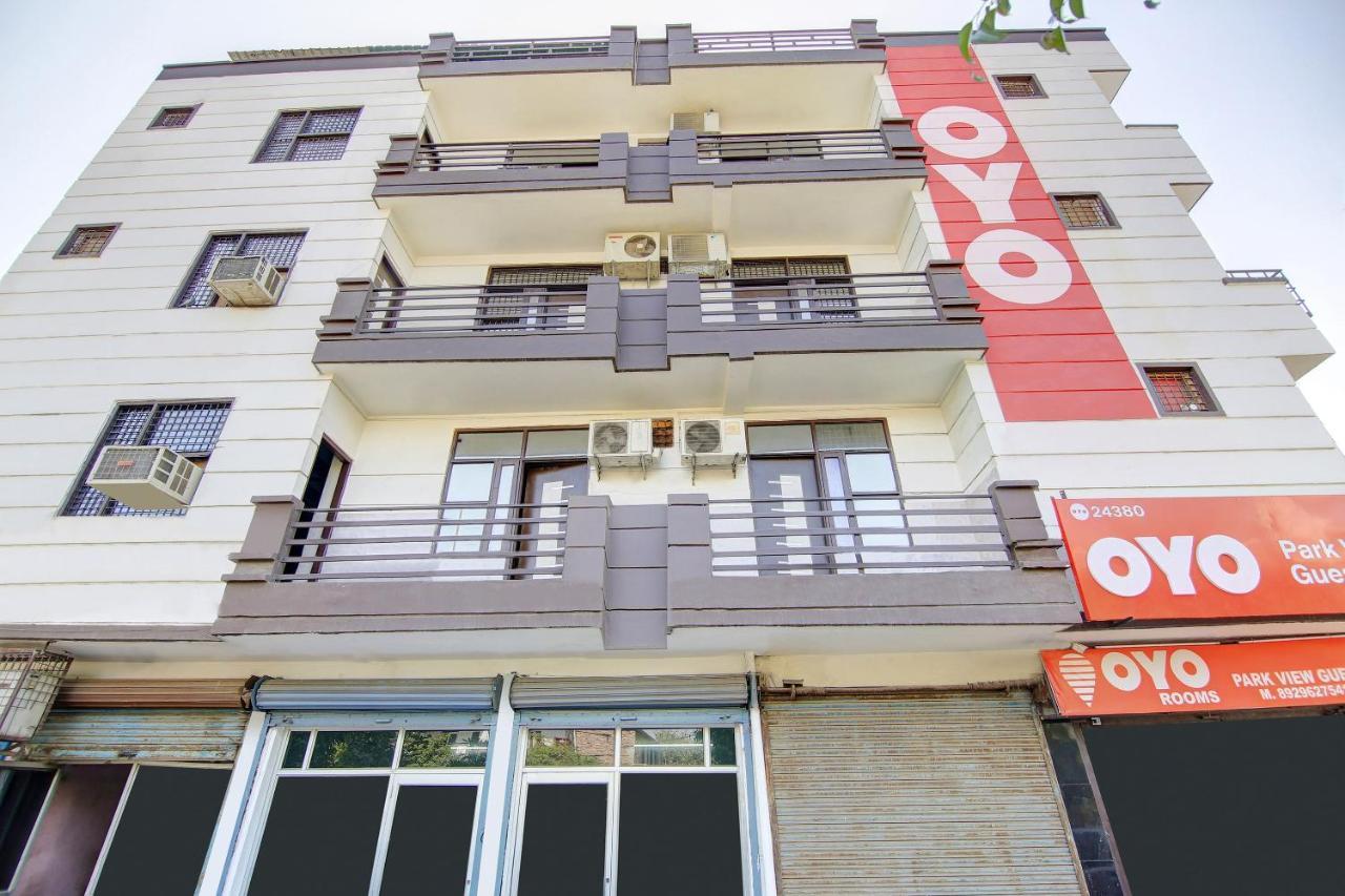 Oyo Park View Guest House Near Edm Mall Új-Delhi Kültér fotó