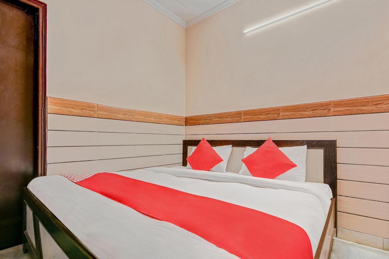 Oyo Park View Guest House Near Edm Mall Új-Delhi Kültér fotó